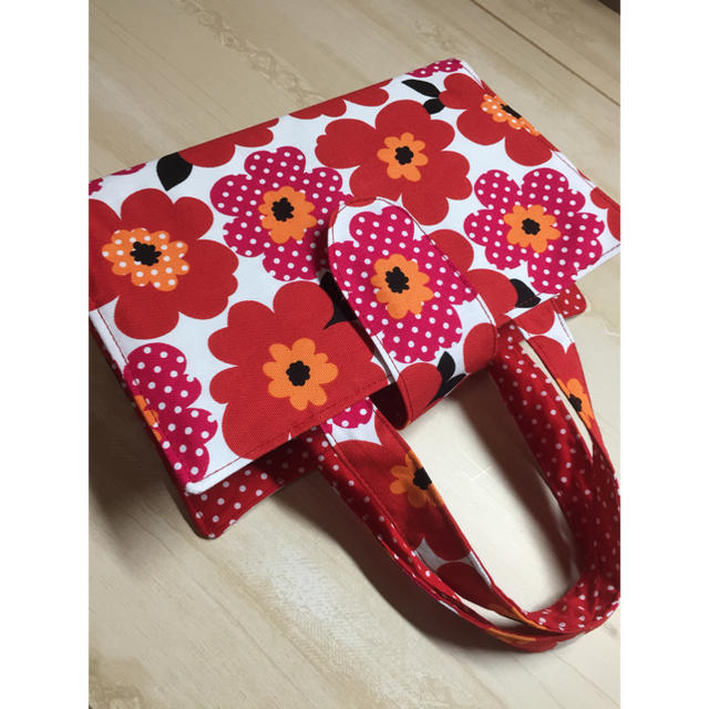 レビューブックカバー赤花 ハンドメイドの文具/ステーショナリー(ブックカバー)の商品写真