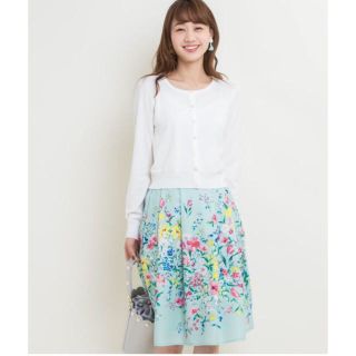 トッコ(tocco)の大人の魅力ヴィヴィッドフラワータックスカート tocco closet (ひざ丈スカート)