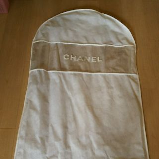 シャネル(CHANEL)の新品同様❗️ シャネル 不織布 ハンガーカバー 白ジャケットワンピース(押し入れ収納/ハンガー)