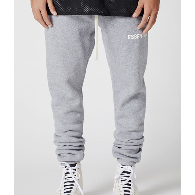 FEAR OF GOD(フィアオブゴッド)の本日まで価格 FOG Essentials Graphic pants 灰 M メンズのパンツ(その他)の商品写真