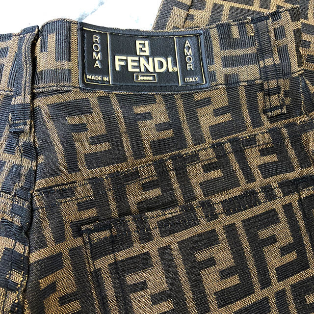 FENDI(フェンディ)の処分価格 FENDI ズッカ柄 ズボン 未使用品 レディースのパンツ(デニム/ジーンズ)の商品写真