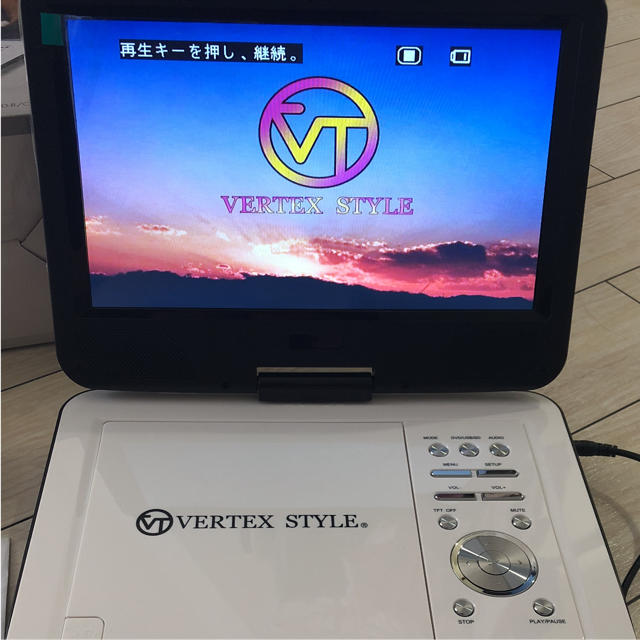 車内充電可！ ポータブルDVDプレイヤー スマホ/家電/カメラのオーディオ機器(ポータブルプレーヤー)の商品写真