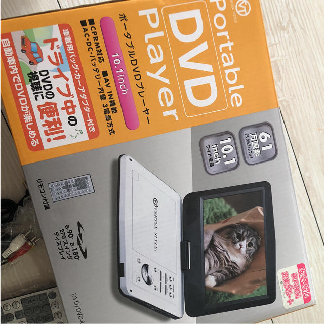 車内充電可！ ポータブルDVDプレイヤー スマホ/家電/カメラのオーディオ機器(ポータブルプレーヤー)の商品写真