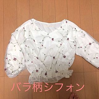 レイカズン(RayCassin)の薔薇柄シフォンブラウス(シャツ/ブラウス(長袖/七分))