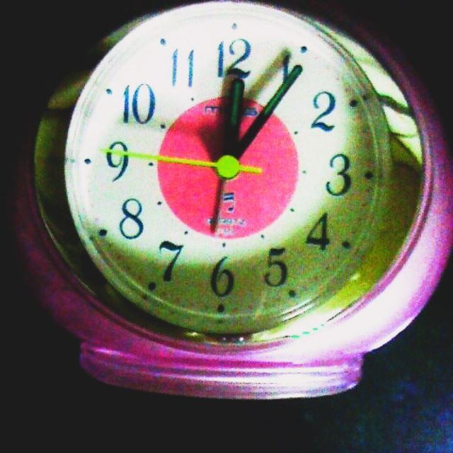 ピンク色　真珠のような光沢　とっても可愛い目覚まし時計 インテリア/住まい/日用品のベッド/マットレス(セミシングルベッド)の商品写真