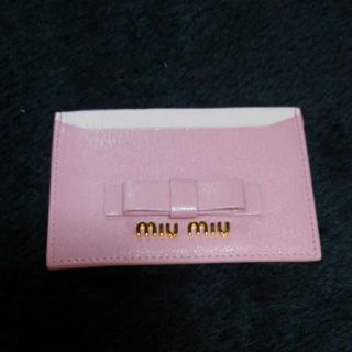 ミュウミュウ(miumiu)のMIUMIUカードケース未使用👩💞(名刺入れ/定期入れ)