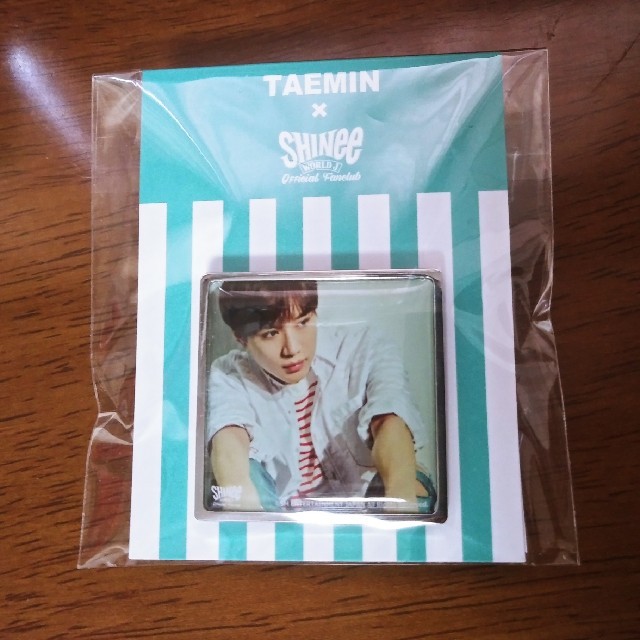 SHINee(シャイニー)のテミン FC限定ピンバッジ C エンタメ/ホビーのCD(K-POP/アジア)の商品写真