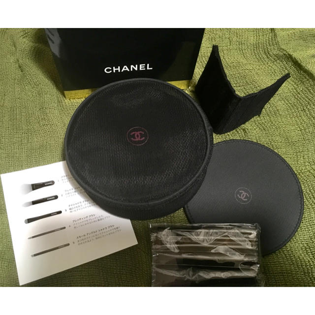 CHANEL(シャネル)の【新品未使用】CHANEL レ ミニ ドゥ シャネル 2015 ブラシセット コスメ/美容のキット/セット(コフレ/メイクアップセット)の商品写真