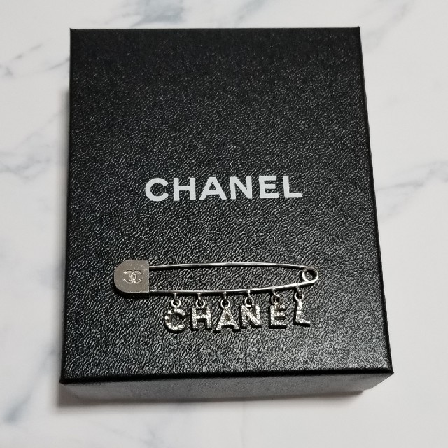 CHANEL(シャネル)の☆専用です☆　　CHANEL　ブローチ　 レディースのアクセサリー(ブローチ/コサージュ)の商品写真