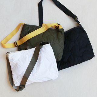 トゥデイフル(TODAYFUL)のTODAYFUL 美品 キルティングナイロンサコッシュ(ショルダーバッグ)