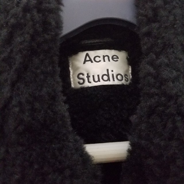 ACNE(アクネ)のアクネストゥディオズ　アクネ　ACNE STUDIOS レディースのジャケット/アウター(ムートンコート)の商品写真