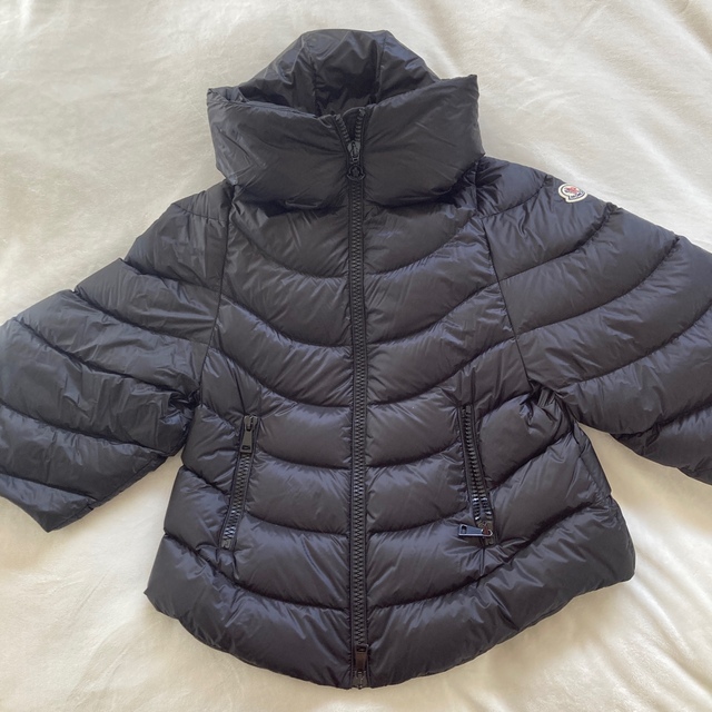 MONCLER(モンクレール)のモンクレール MONCLER AKYLINA 0 ブラック　ポンチョ　ケープ レディースのジャケット/アウター(ダウンジャケット)の商品写真