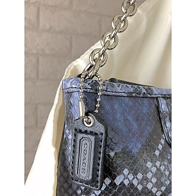 ★COACH／本革パイソン型押しキーホルダー付き◉ネイビー系✨