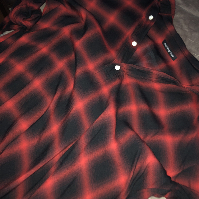 XXlll(セ・バントゥア)のXXlll  BLACK IS BEAUTIFUL ロングシャツ  (赤) メンズのトップス(シャツ)の商品写真