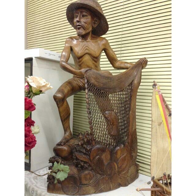 高級チーク無垢一本彫り　 木彫　インドネシア　『投網の男』