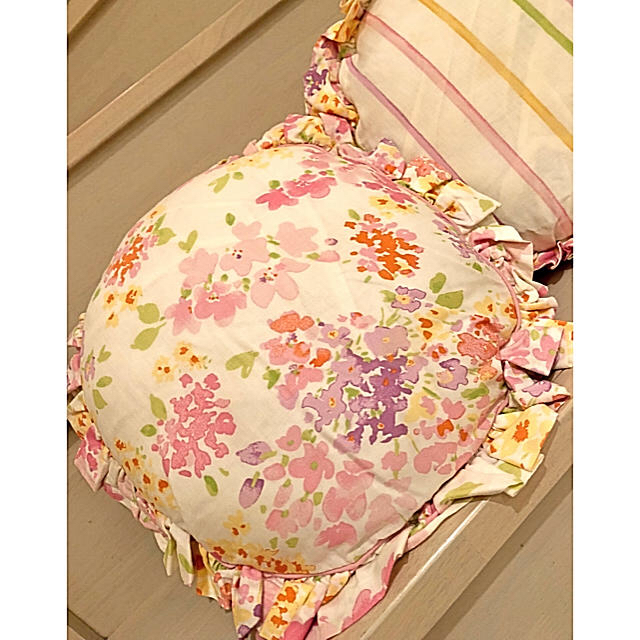 LAURA ASHLEY(ローラアシュレイ)の■人気❣️完売品■ローラアシュレイのアメリ柄ラウンドクッション ■１個■■ インテリア/住まい/日用品のインテリア小物(クッション)の商品写真