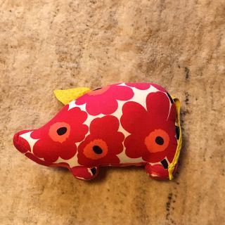 マリメッコ(marimekko)の週末価格＊marimekko 赤ピエニウニッコ ブタさんクッション 小(クッション)