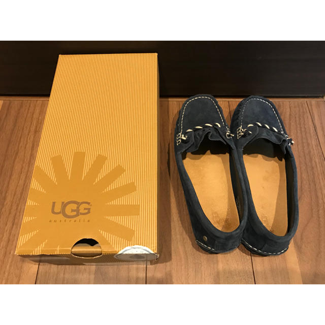 UGG(アグ)のUGG フラットシューズ 23.5cm レディースの靴/シューズ(スリッポン/モカシン)の商品写真