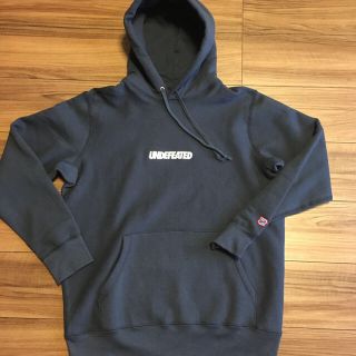 アンディフィーテッド(UNDEFEATED)のM 新品 undefeated logo pullover hoodie und(パーカー)