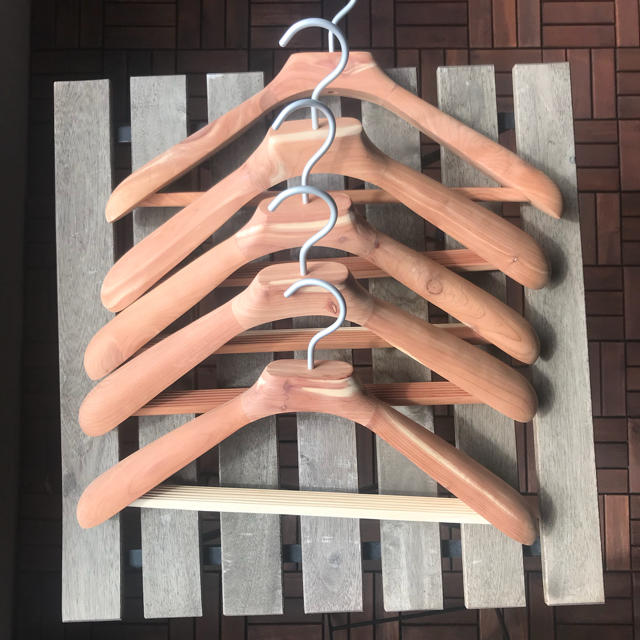MUJI (無印良品) - 無印良品 木製 紳士用 ハンガー ×5個 45cmの MUJI (無印良品) - 無印良品 木製 紳士用 ハンガー ×5個 45cmの