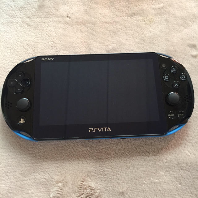 PlayStation Vita(プレイステーションヴィータ)のPS VITA 本体 アクアブルー 8GBメモリーカード付き エンタメ/ホビーのゲームソフト/ゲーム機本体(携帯用ゲーム機本体)の商品写真