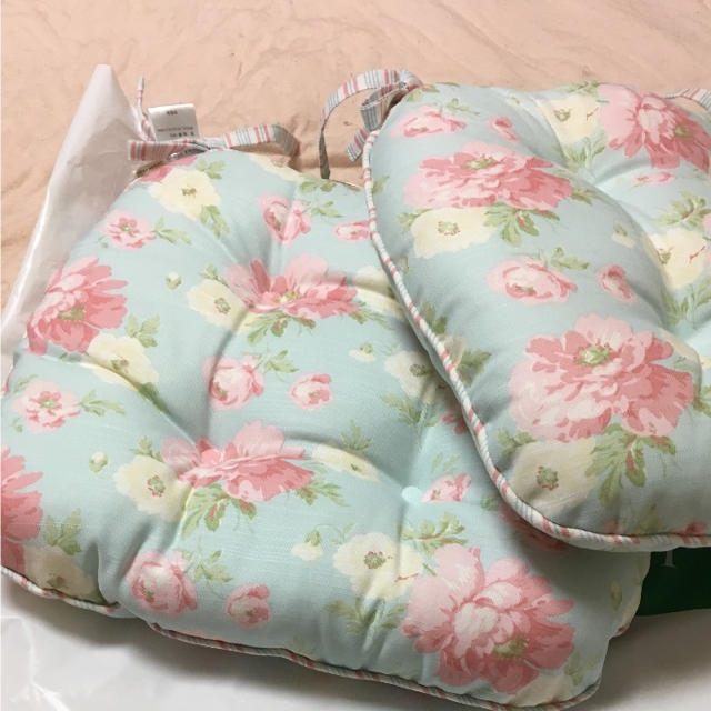 LAURA ASHLEY(ローラアシュレイ)のローラアシュレイ ２Ｐクッション  新品 インテリア/住まい/日用品のインテリア小物(クッション)の商品写真