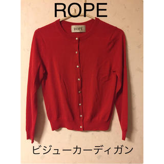 ロペ(ROPE’)の【美品】ROPE ビジュー ボタン カーディガン 赤(カーディガン)