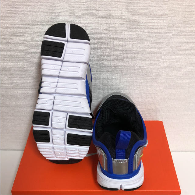 NIKE(ナイキ)のナイキ ダイナモフリー 新品 13.0 キッズ スニーカー スリッポン 運動靴 キッズ/ベビー/マタニティのベビー靴/シューズ(~14cm)(スニーカー)の商品写真