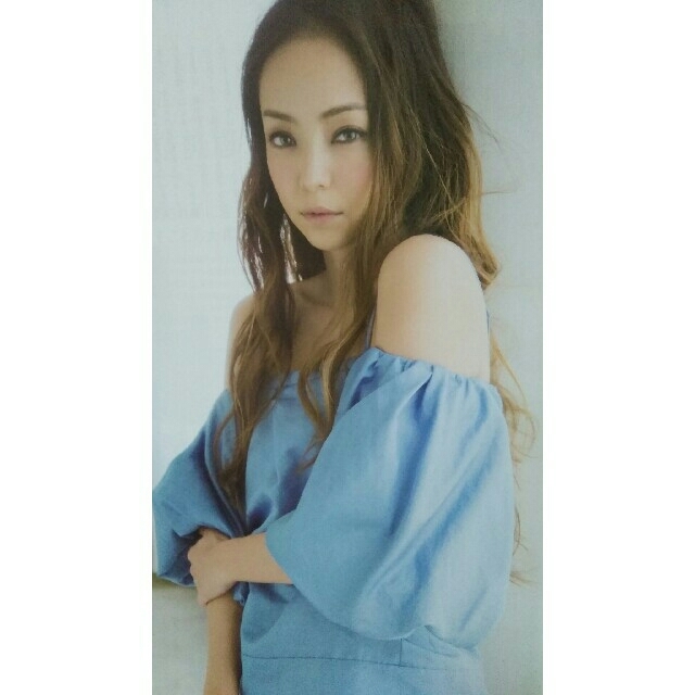 宝島社(タカラジマシャ)のIn Red 表紙 安室奈美恵 エンタメ/ホビーの雑誌(ファッション)の商品写真