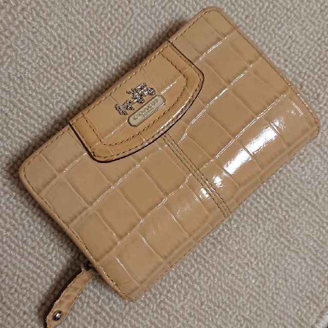 COACH 2つ折り財布 中古 ベージュ エナメル | フリマアプリ ラクマ