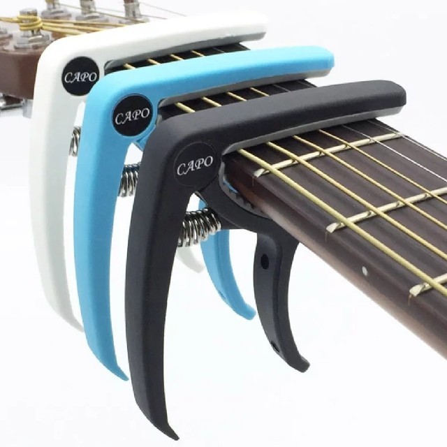ギター・ウクレレ用カポ（ホワイトorブルー） 楽器のギター(エレキギター)の商品写真