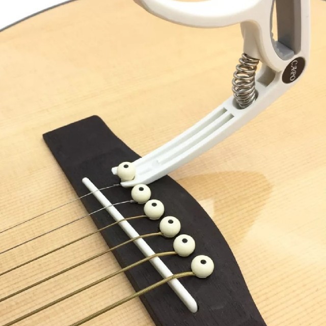 ギター・ウクレレ用カポ（ホワイトorブルー） 楽器のギター(エレキギター)の商品写真