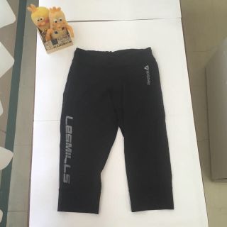 リーボック(Reebok)の4着用品（状態は悪いです）レスミルズカプリタイツSサイズ送料込300円(クロップドパンツ)