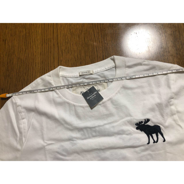 Abercrombie&Fitch(アバクロンビーアンドフィッチ)の【新品・未使用】アバクロ メンズ Tシャツ 白 メンズのトップス(Tシャツ/カットソー(半袖/袖なし))の商品写真