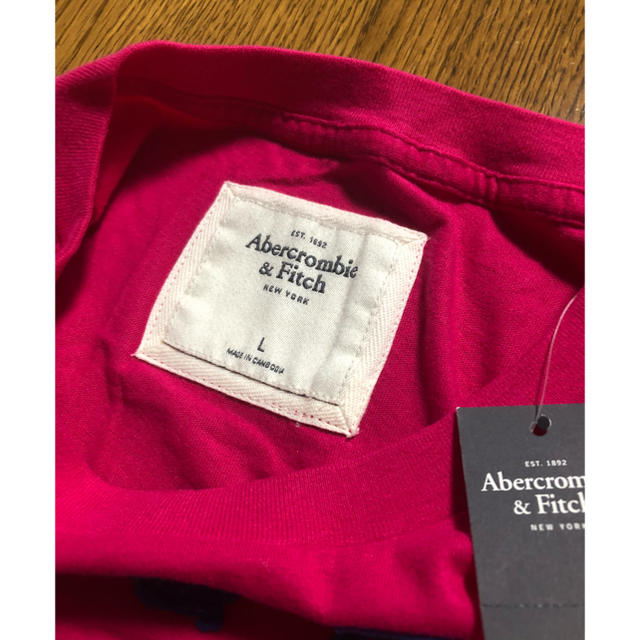 Abercrombie&Fitch(アバクロンビーアンドフィッチ)の【新品・未使用】アバクロ レディース Tシャツ 濃いピンク レディースのトップス(Tシャツ(半袖/袖なし))の商品写真