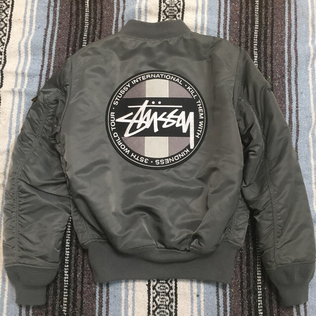 STUSSY(ステューシー)のstussy×alpha35周年限定ma-1ジャケット シルバーグレー メンズのジャケット/アウター(フライトジャケット)の商品写真