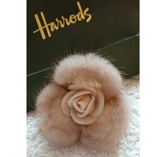 Harrods(ハロッズ)のHarrods  ミンクコサージュ レディースのアクセサリー(ブローチ/コサージュ)の商品写真