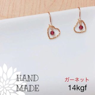 天然石小さなガーネットとハートフープピアス イヤリング(ピアス)