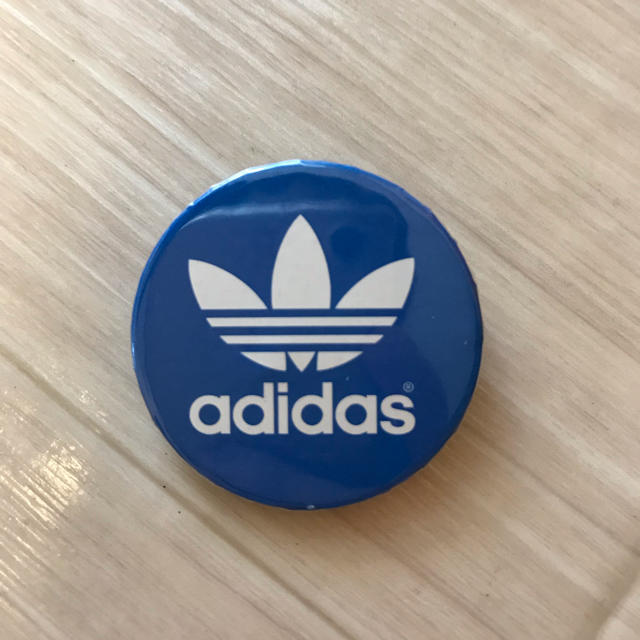 adidas(アディダス)の美品 adidas 缶バッチ エンタメ/ホビーのアニメグッズ(バッジ/ピンバッジ)の商品写真