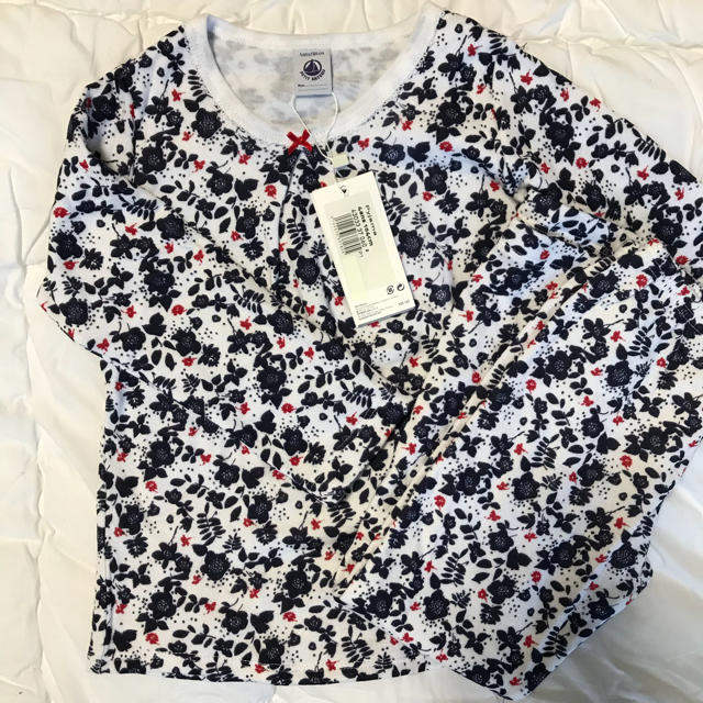 PETIT BATEAU(プチバトー)の《新品・タグ付き》プチバトー 長袖パジャマ  キッズ/ベビー/マタニティのキッズ服女の子用(90cm~)(パジャマ)の商品写真