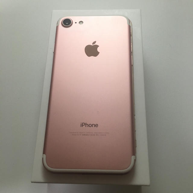 Apple(アップル)のiPhone 7 ローズゴールド  128 GB ドコモ 中古品 スマホ/家電/カメラのスマートフォン/携帯電話(スマートフォン本体)の商品写真