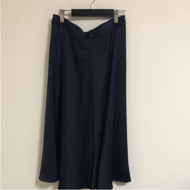 GU(ジーユー)のサテンスカート ネイビー レディースのスカート(ひざ丈スカート)の商品写真