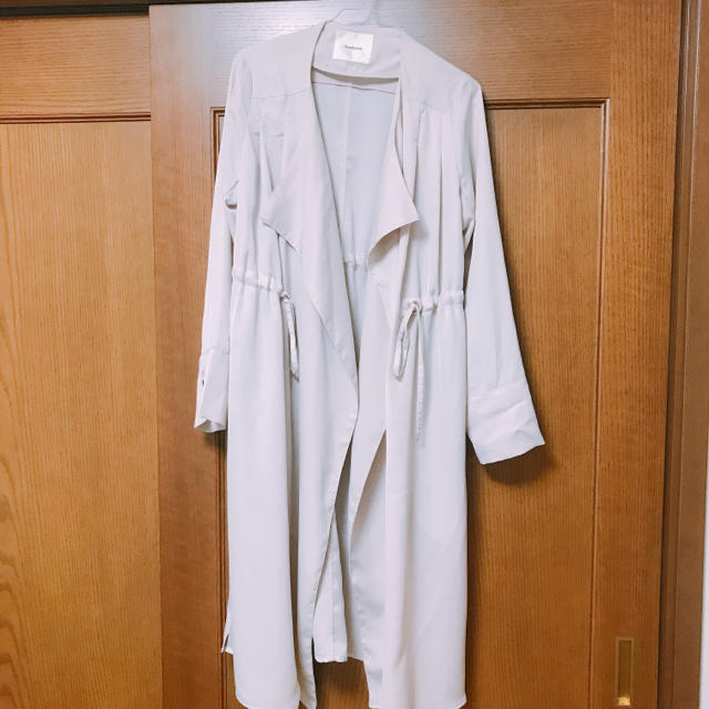 Andemiu(アンデミュウ)のアンデミュウ サイドスリットロングガウン レディースのジャケット/アウター(トレンチコート)の商品写真