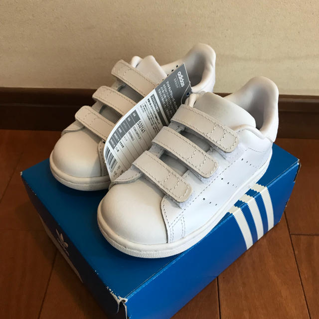 adidas(アディダス)のadidas オリジナルス スタンスミス 13.5cm ホワイト 新品 キッズ/ベビー/マタニティのベビー靴/シューズ(~14cm)(スニーカー)の商品写真