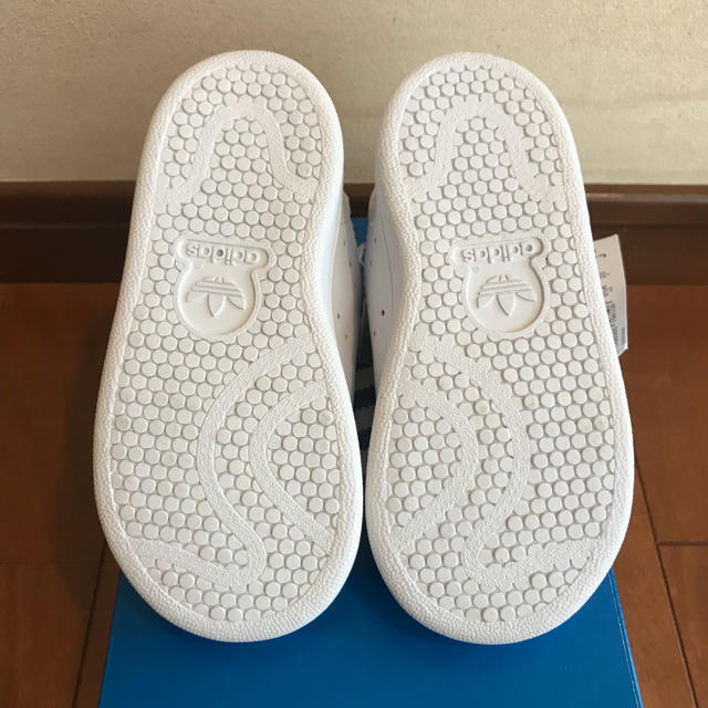 adidas(アディダス)のadidas オリジナルス スタンスミス 13.5cm ホワイト 新品 キッズ/ベビー/マタニティのベビー靴/シューズ(~14cm)(スニーカー)の商品写真