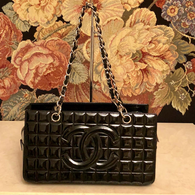 CHANEL(シャネル)のシャネル  マトラッセ  ブラック エナメル レディースのバッグ(ハンドバッグ)の商品写真