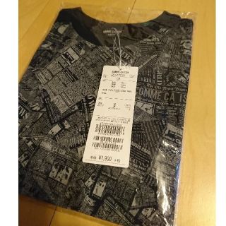 コムサイズム(COMME CA ISM)の✨新品★未開封✨ニュースペーパー柄Ｔシャツ（COMME CA ISM）紺(Tシャツ/カットソー)