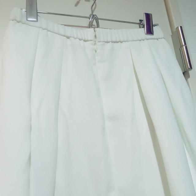 UNIQLO(ユニクロ)のホワイトスカート レディースのスカート(ひざ丈スカート)の商品写真