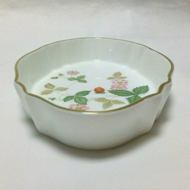 WEDGWOOD(ウェッジウッド)のウェッジウッド ワイルドストロベリー シルバートレイ 13cm 未使用 美品 インテリア/住まい/日用品のキッチン/食器(食器)の商品写真