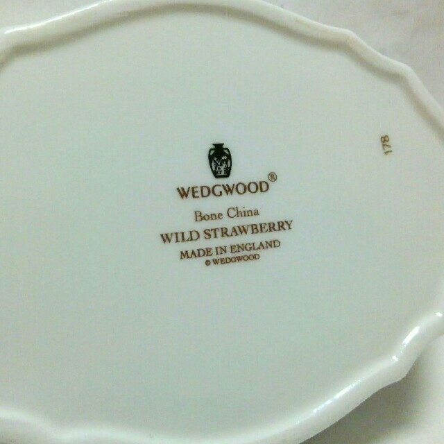 WEDGWOOD(ウェッジウッド)のウェッジウッド ワイルドストロベリー シルバートレイ 13cm 未使用 美品 インテリア/住まい/日用品のキッチン/食器(食器)の商品写真